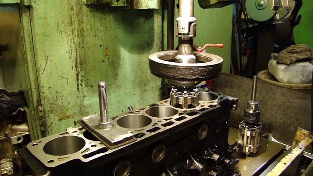 Хоненговка блока целиндров BMW смотреть онлайн