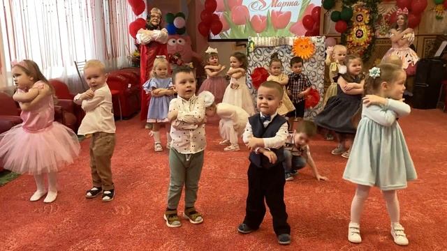Танец "У каждого мама своя!" Группа №10 "Солнечные зайчики" смотреть онлайн