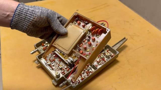 Разобрали Измеритель комплексных коэффициентов передачи Р4-38 смотреть онлайн