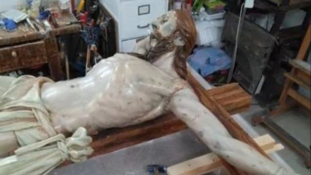 В 240-летней статуе Иисуса Христа были найдены старинные свитки смотреть онлайн