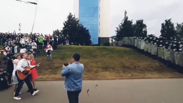 Парень на протестах в Беларуси начал играть на гитаре и петь перед Омоном, а толпа подхватила! смотреть онлайн