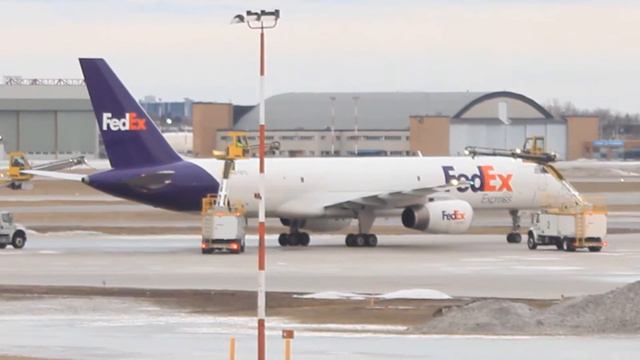 Bad weather spotting at Winnipeg James Armstrong Richardson International Airport смотреть онлайн