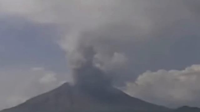 Japan's Sakuraujima Volcano in action! Lava hit houses and cities! God save the people смотреть онлайн