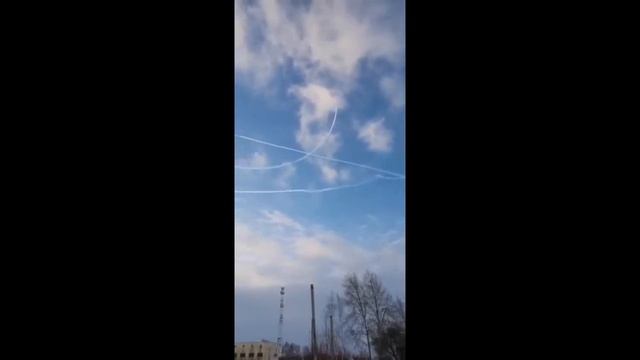 Челябинцы заметили в небе странные следы от самолетов смотреть онлайн