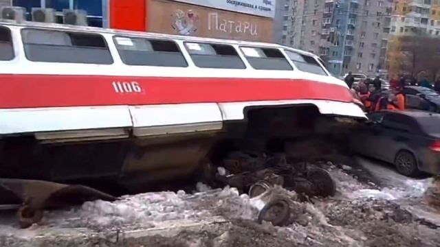 ??Неуправляемый Самарский трамвай. Как трамвай раздавил пять автомобилей | Samara Unguided Tram