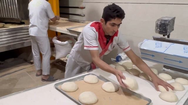 All stages of baking Barbari bread in the bakery |bread in oven смотреть онлайн