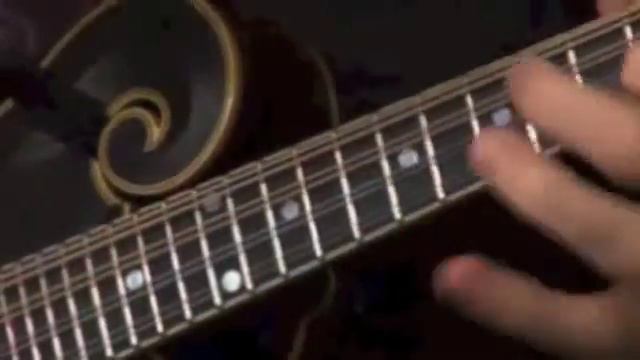 Bach Prelude in E Minor Mandolin vs Violin смотреть онлайн