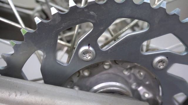 Замена цепи и звезды на мотоцикле Avantis Enduro 250 (Цепь D.I.D VX3) смотреть онлайн