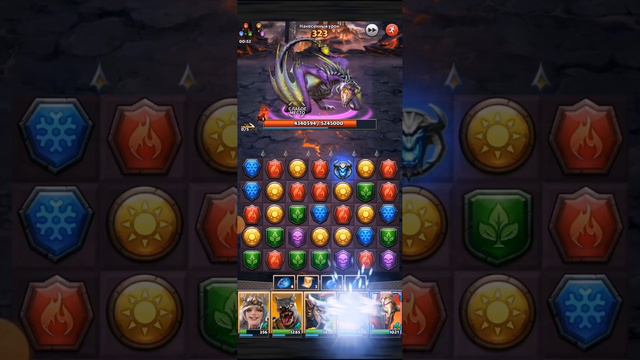 Бью фиолетового 13-звёздного титана в игре MythWars Puzzles. смотреть онлайн