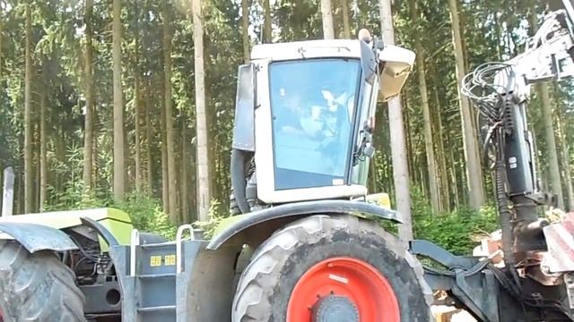 Работа в лесу.Измельчение отходов лесозаготовки.Из них потом изготавливают гранулы для отопления.