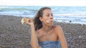 Одиночный отдых на каменном пляже