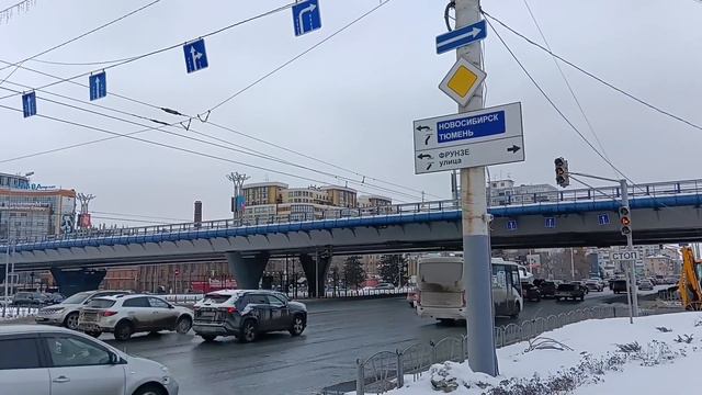 Работа светофора на пересечении улиц Красный путь и Фрунзе в городе Омске. смотреть онлайн