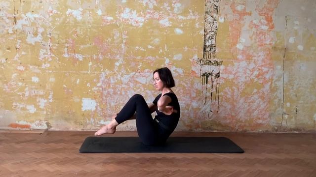 Rolling Like A Ball - Перекаты на спине в пилатесе смотреть онлайн