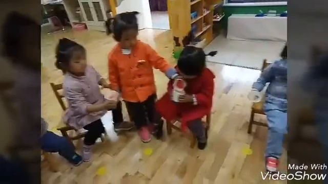 107- Kindergarten game for colors and numbers ( pass the ball). смотреть онлайн