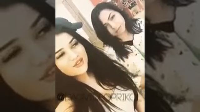 Как девушки смеются перед парнями,и как девушки смеются перед своими..?? смотреть онлайн