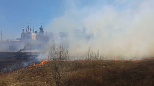Горит трава у Горицкого монастыря. смотреть онлайн