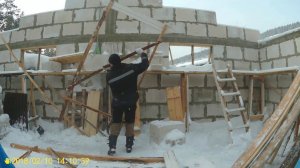 Разморозил стройку