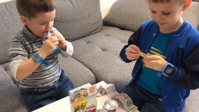 Распаковка киндеров, и обзор игрушек от них. А также забавный шотландский кот