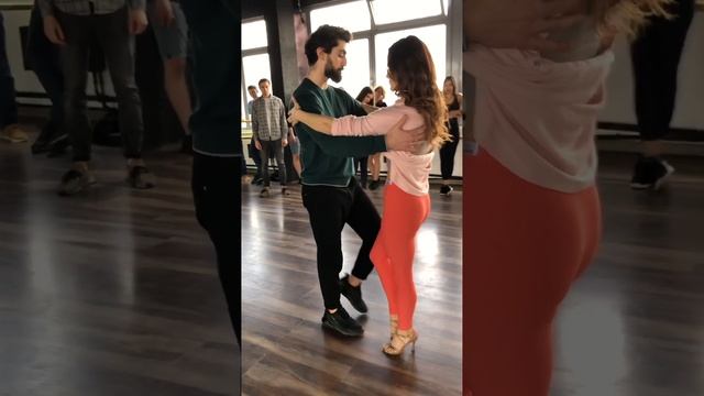 #бачата Урок Базовый шаг | Приседание-Волна | Шаг на партнера-Волна смотреть онлайн