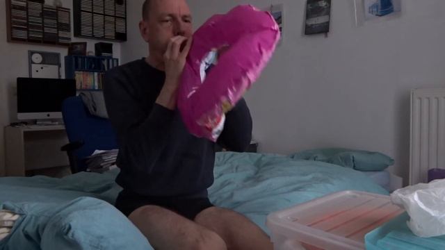 Sergej blaast zwemband op. смотреть онлайн