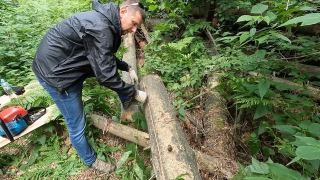 Как СДЕЛАТЬ ДОСКИ с помощью бензопилы СВОИМИ РУКАМИ из ВАЛЕЖНИК а смотреть онлайн