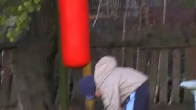 юный боксер против груши (прикол) смотреть онлайн