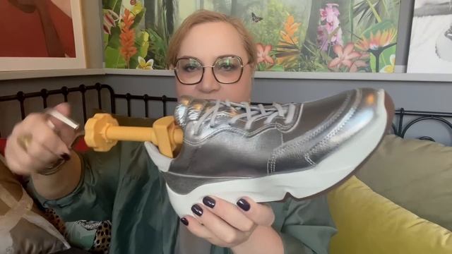 Как растянуть обувь Что делать, если обувь жмет и натирает Далеко не все знают эти хитрости смотреть онлайн