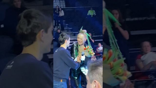 КАРИНА КРОСС И ФАНАТ! КАК ВАМ? смотреть онлайн