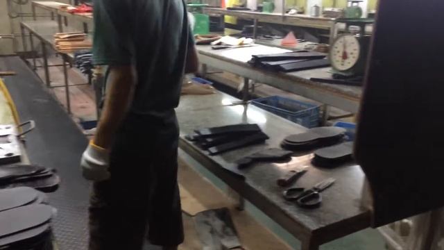 Как делают подошвы на китайском производстве смотреть онлайн