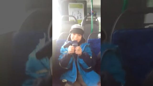 Junge im Bus flippt aus смотреть онлайн