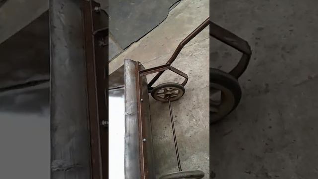 Скребок для снега мое произведение искуств,на полозьях и на колесах.