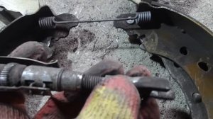 Ниссан НОУТ,МИКРА  Замена задних тормозных колодок.