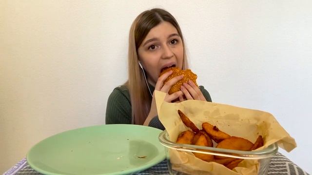 MUKBANG BURGER & FRIES | МУКБАНГО-ОБЗОР: БУРГЕР И КАРТОФЕЛЬ АЙДАХО ИЗ ДОСТАВКИ ДОСТАЕВСКИЙ | no ASM смотреть онлайн