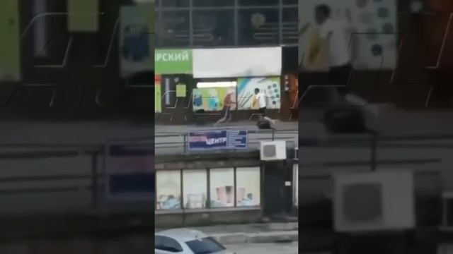 Во время драки с парапета ТЦ «Юбилейный» десантировался на асфальт один из участников потасовки смотреть онлайн