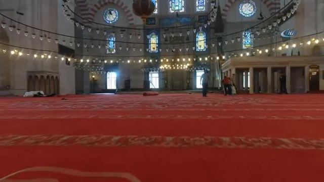 Вот так меняется ковер в размере 3 тысячи квадратных метров в мечети Сулеймание. смотреть онлайн