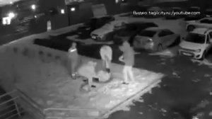 Дети  провалились в канализационный люк.