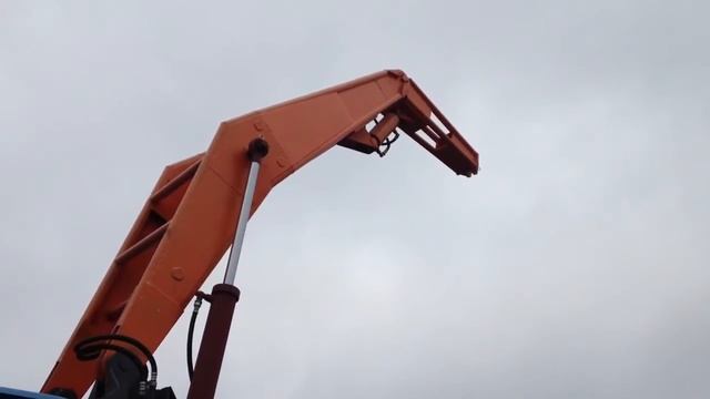 Ямобур столбостав БКМ-420 с отвалом на базе трактора Т-150К-09 смотреть онлайн