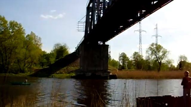 Прыжок с моста над рекой в маятнике смотреть онлайн