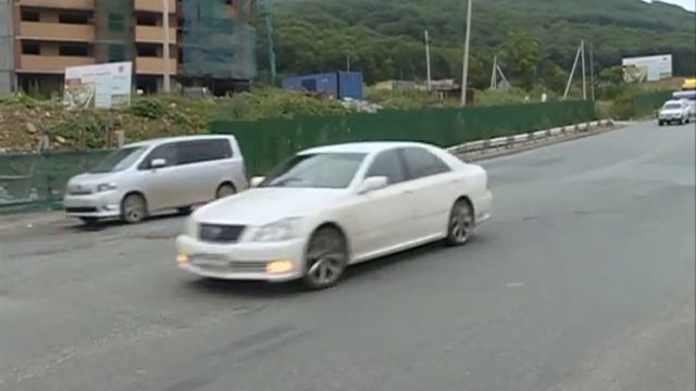 Злополучная яма в Снеговой Пади усложняет жизнь автолюбителям