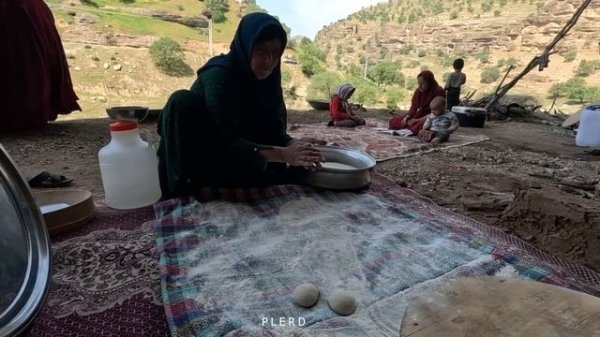 The life of a nomadic family living in a cave house: baking bread in a new wood oven