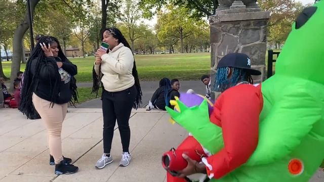 Asking Random People to Get STURDY in the HOOD смотреть онлайн