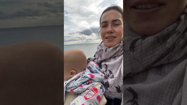 21.09.21 Мама и Роберт Джеймс на берегу моря 🥰😍 Robert James is on the sea shore with his mom 🥰😍 смотреть онлайн