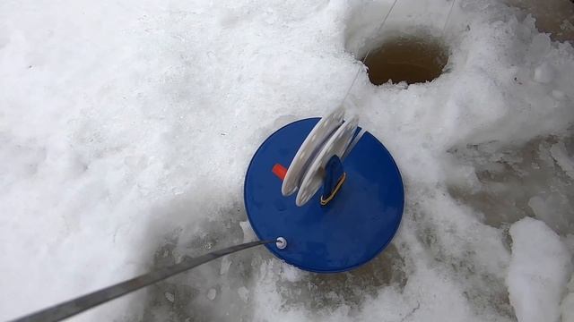 С женой на рыбалке и снова с рыбой! Подводное видео атаки щуки на живца. Застряли на машине в лесу. смотреть онлайн