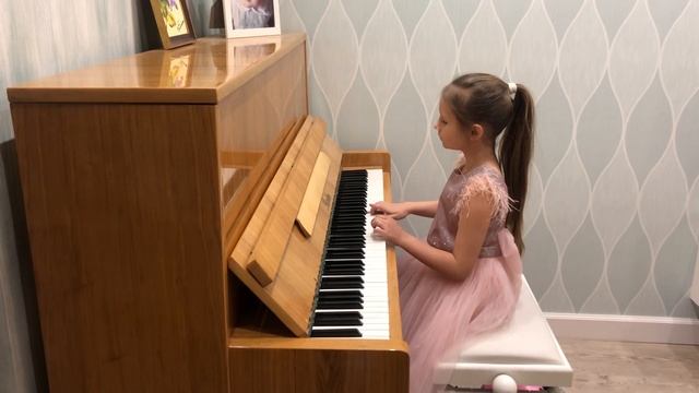 «Коровушка», Русская народная песня. Исполняет Грачёва Ксения, 8 лет. Педагог - Блинова Т.В. смотреть онлайн