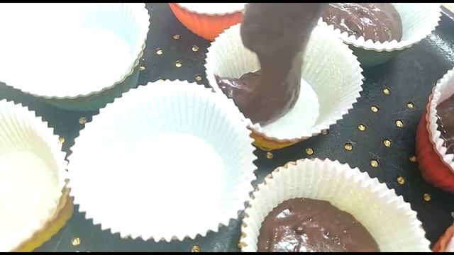 Домашние шоколадные кексы с начинкой из варёной сгущёнки. Просто и быстро смотреть онлайн