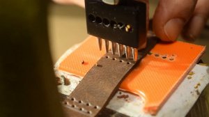 СТРОЧНЫЙ ПРОБОЙНИК НА ПРЕСС пример работы на разных кожах