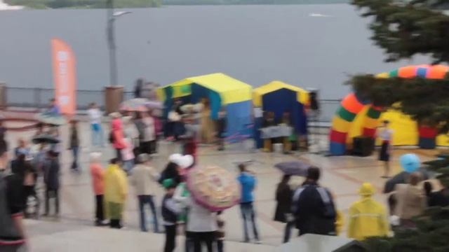 Нижний Тагил . День города 2017.. Певцы с двух сцен пытаются перекричать друг друга. смотреть онлайн