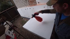 Клеим пенопласт на клей пену.