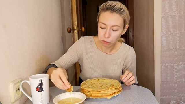 МУКБАНГ МОЙ ЗАВТРАК | ТВОРОГ | БЛИНЫ | МОЕ Утро. Домашняя еда смотреть онлайн