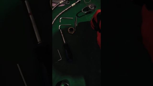 Как снять излив (гусак) на кухонном смесителе марки H2O для замены сальников смотреть онлайн